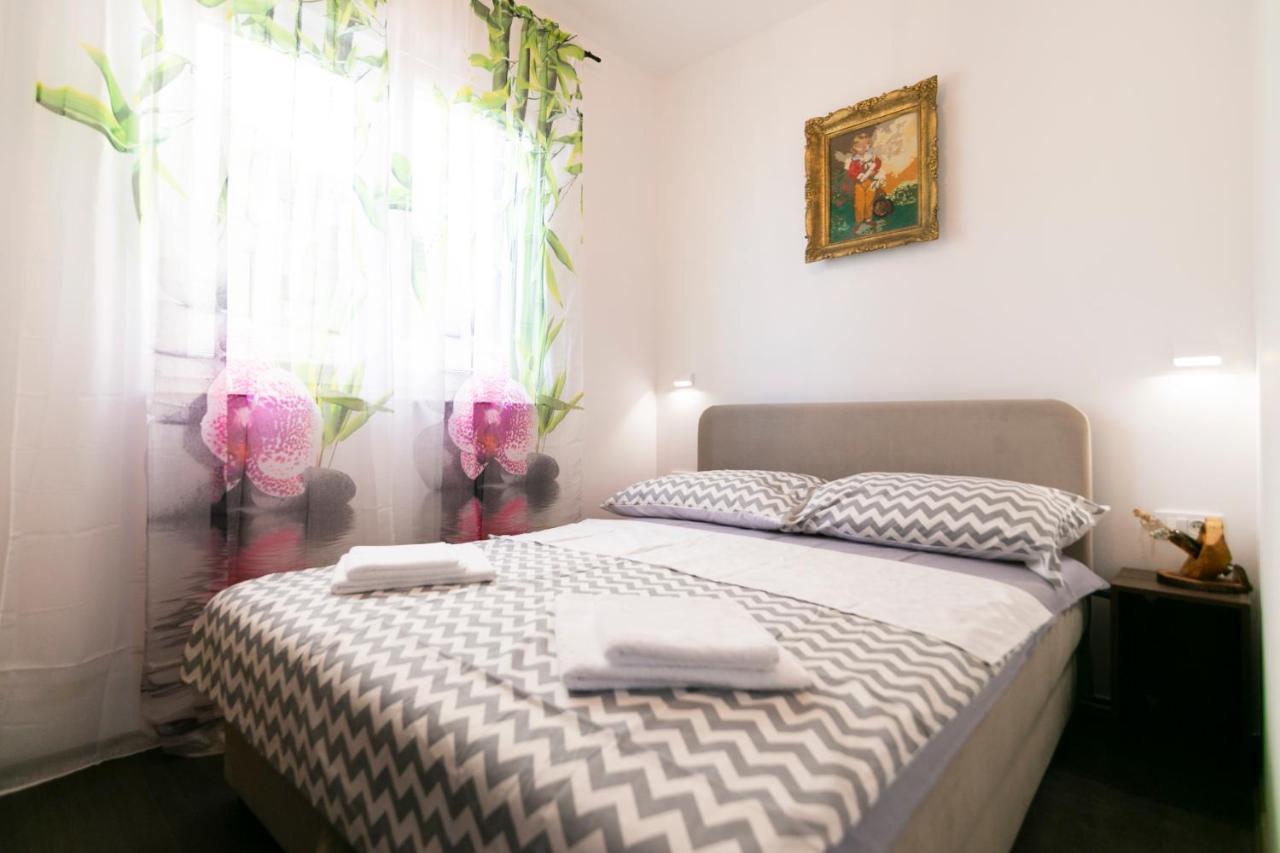 Royal Rina Apartmani Stomorska Luaran gambar